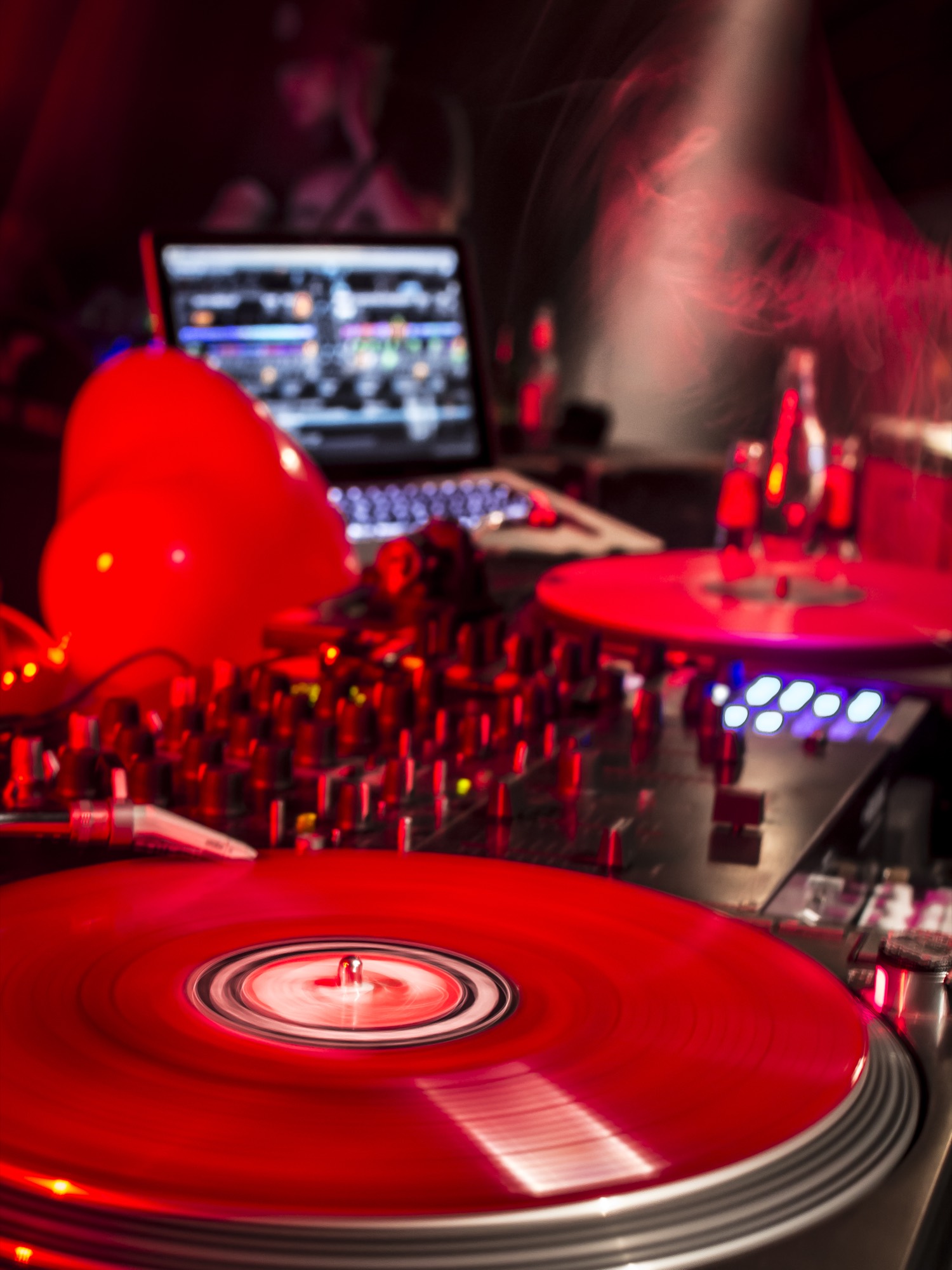 Cabina DJ con vinilo en boda
